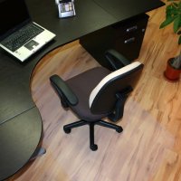 Mata pod krzesło DOTTS na podłogę 140x100 miękka ergonomiczna