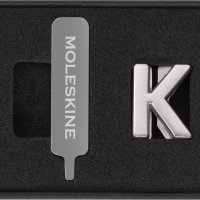 Przypinka MOLESKINE K, srebrna
